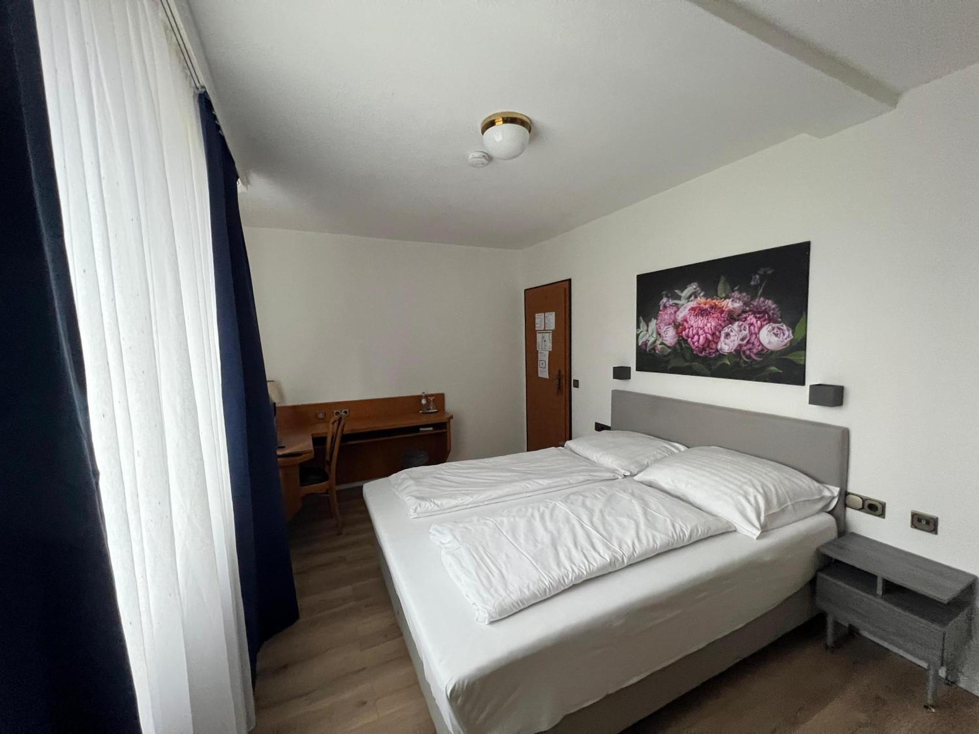 Hotel 9-Enhof วุปปาทัล ภายนอก รูปภาพ