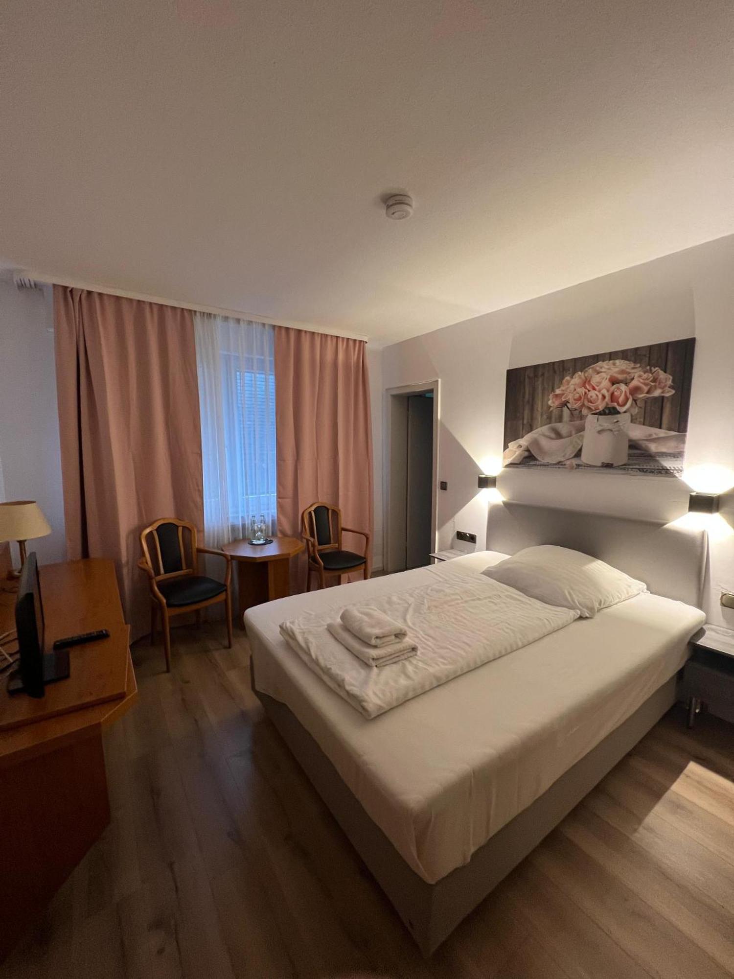 Hotel 9-Enhof วุปปาทัล ภายนอก รูปภาพ