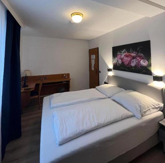 Hotel 9-Enhof วุปปาทัล ภายนอก รูปภาพ